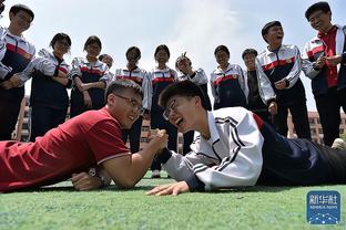 日本高中足球联赛看台中文助威横幅：坚忍不拔